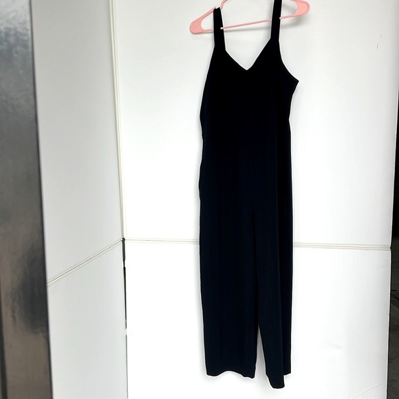 Everlane Pants - The Japanese GoWeave Essential
NWOT
Jumpsuit sleeveless black size 6 wide leg